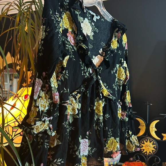 American Eagle Outfitters Boho Black Floral Top Size Small - Picture 14 of 16